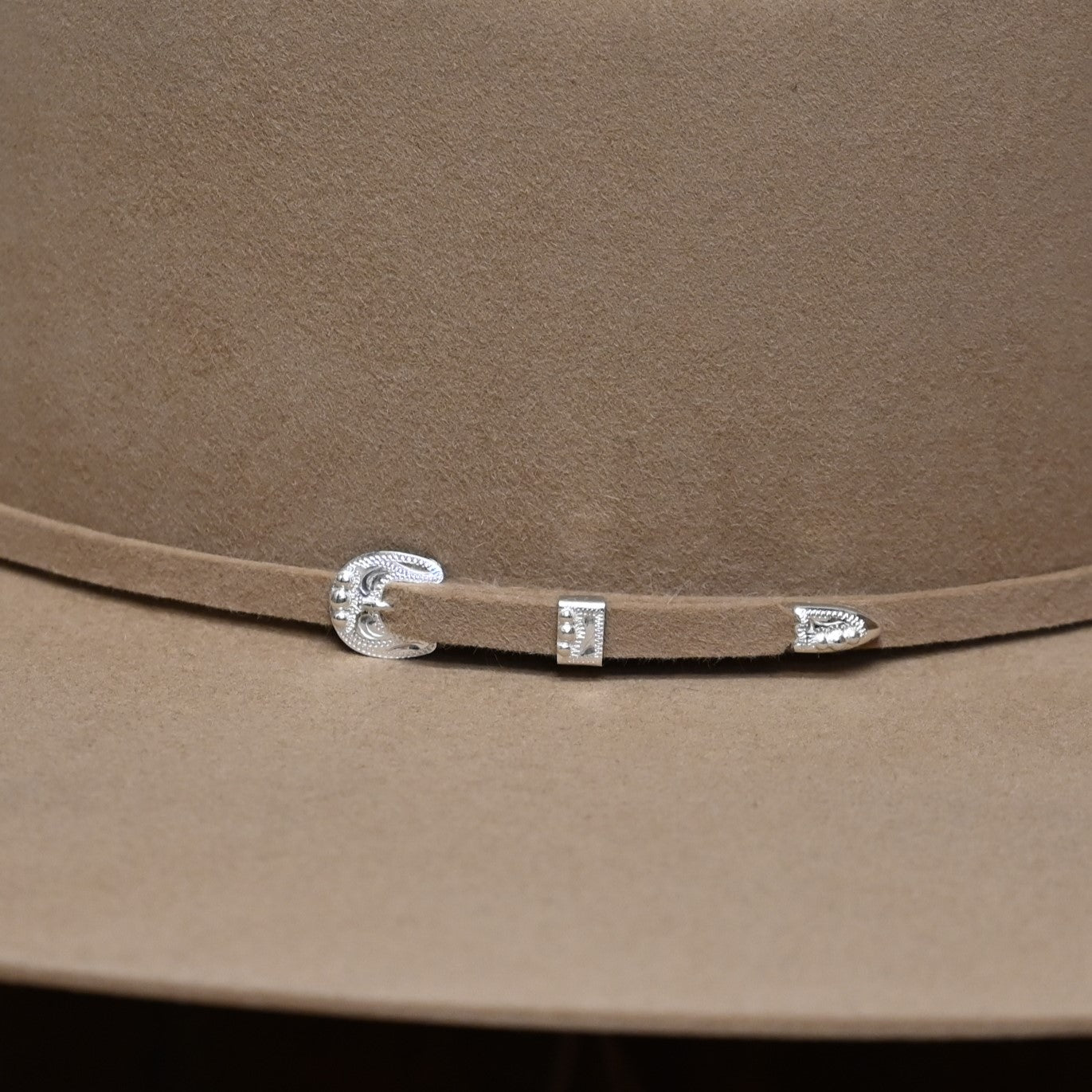Serratelli 8X Phoenix 5" Flat Brim Open Crown in Sand view of detail