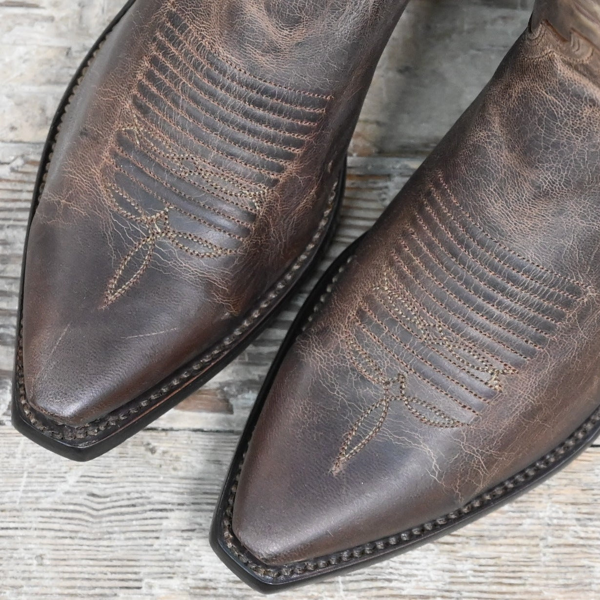 Lucchese men’s 13-inch goat leather western boot in chocolate madras finish with toe medallion