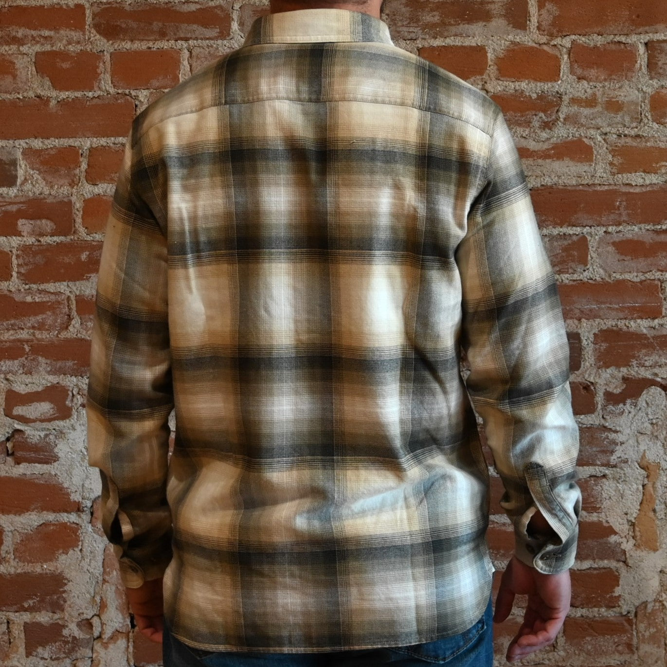 View of Pendleton men’s Burnside flannel shirt with chest pockets and square hem