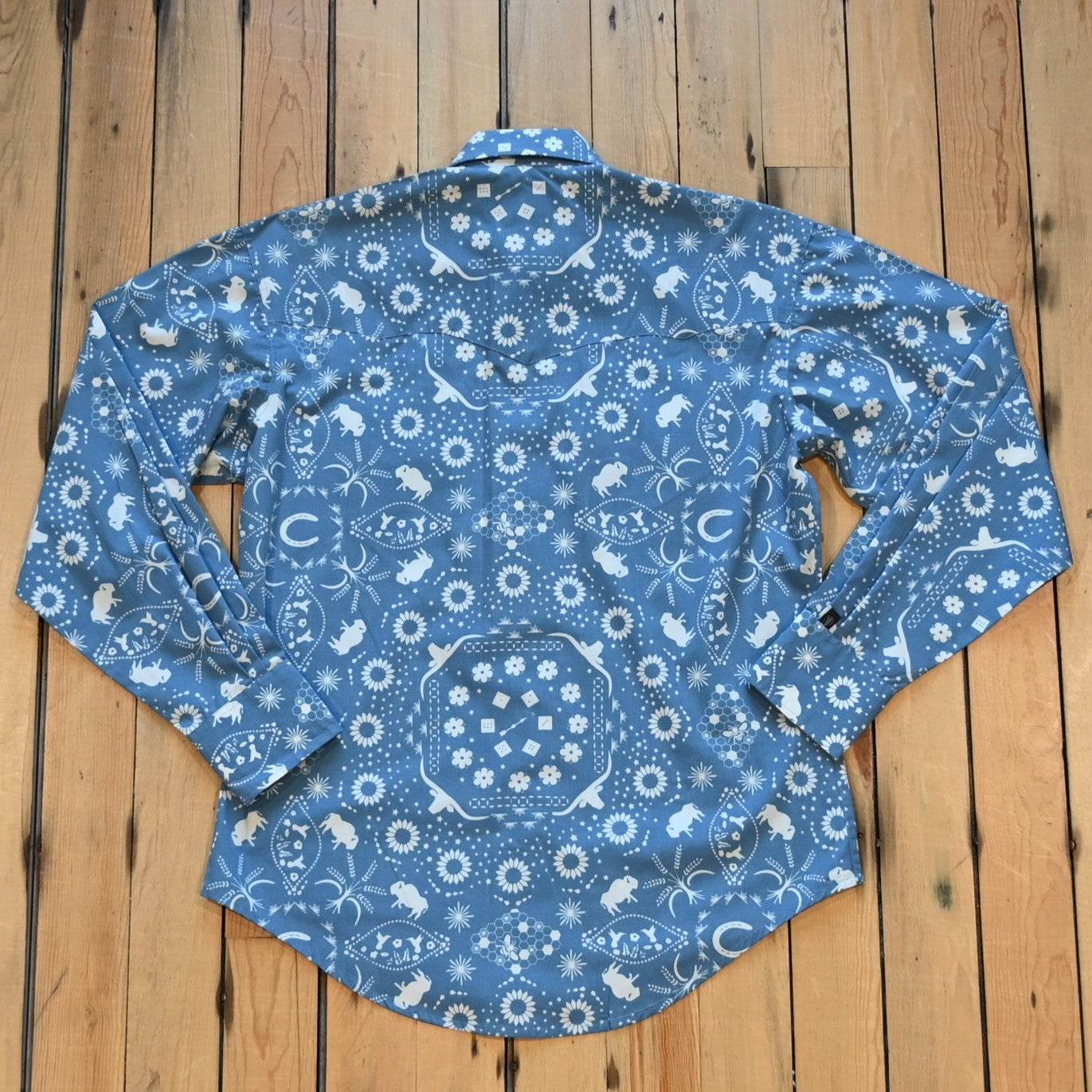 Men’s blue bandana Western shirt with bison motifs, sawtooth pockets, and snap buttons