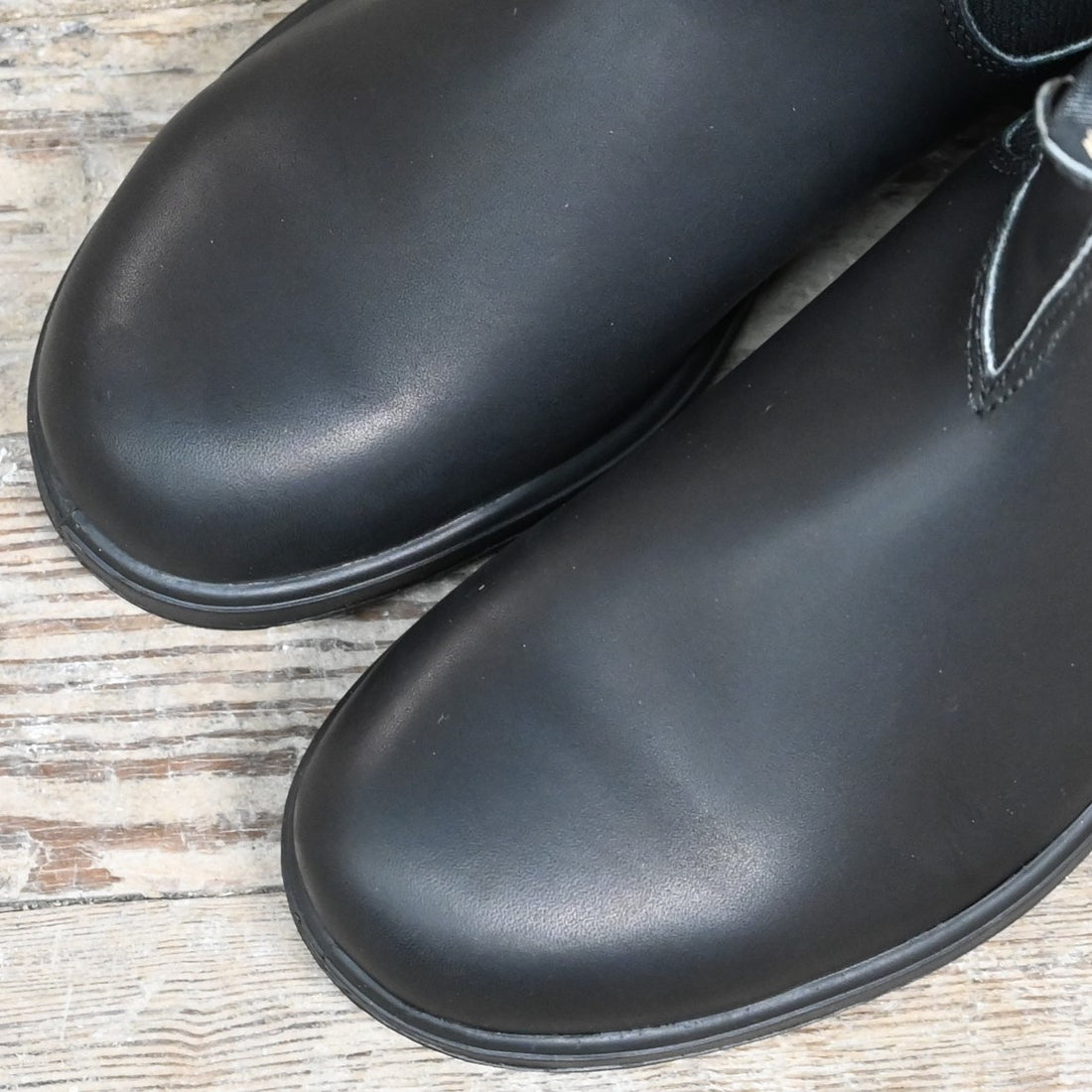 Blundstone Slip On Chelsea boot in premium black leather with elastic sides and pull tabs