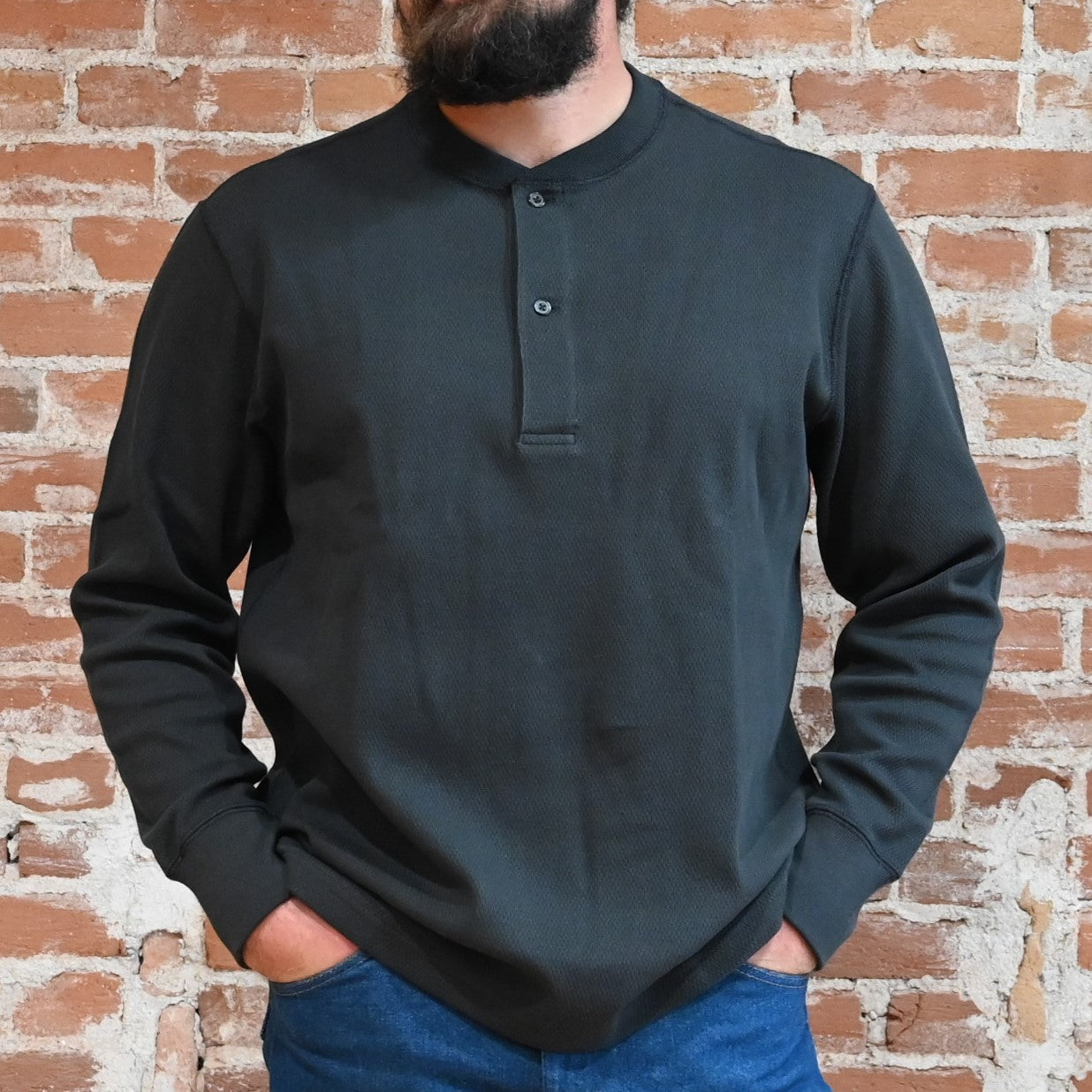 Filson Men's Waffle Knit Henley – Faded Black Mossy Rock Sand