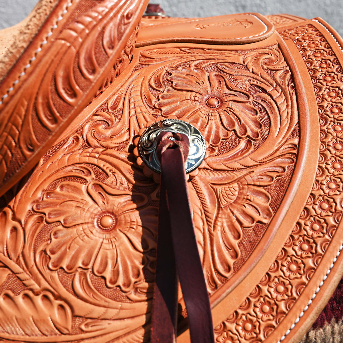 13 3/4&quot; Wade Saddle Half Breed with Daisy Border view of detail