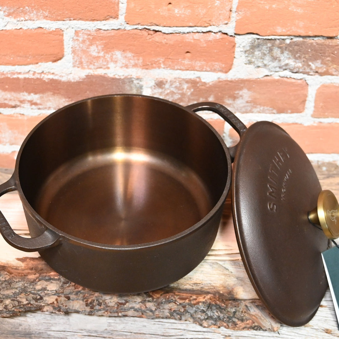 Smithey Dutch Oven 5.5qt view of pot and lid close up