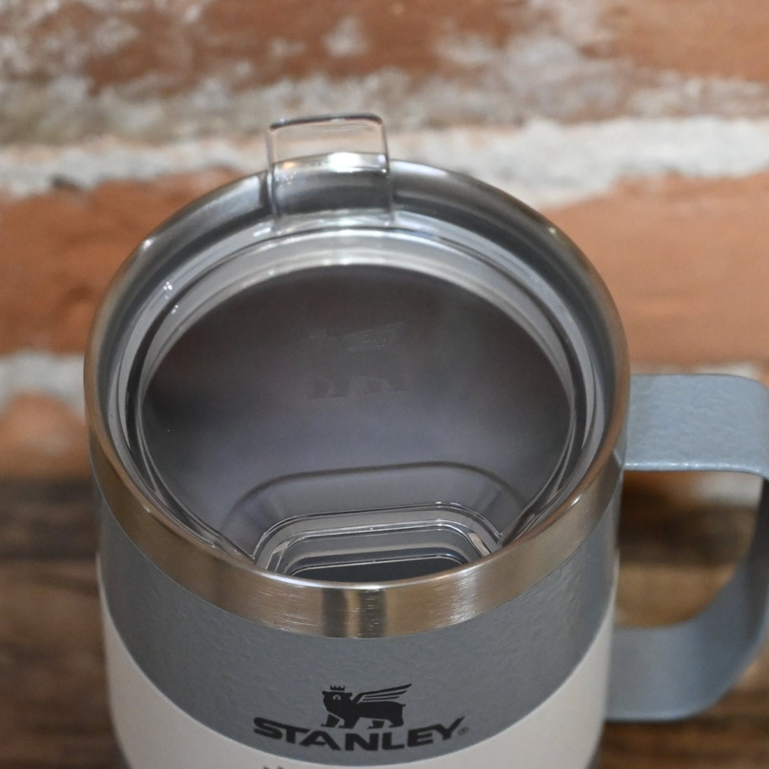 Stanley 24 Oz Stay Hot Camp Mug in Hammertone Silver view of mouthpiece