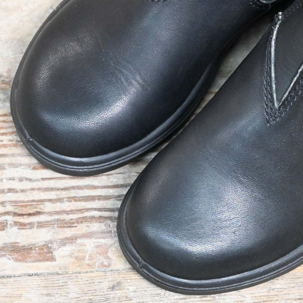 Youth Blundstone Slip On In Black view of toe