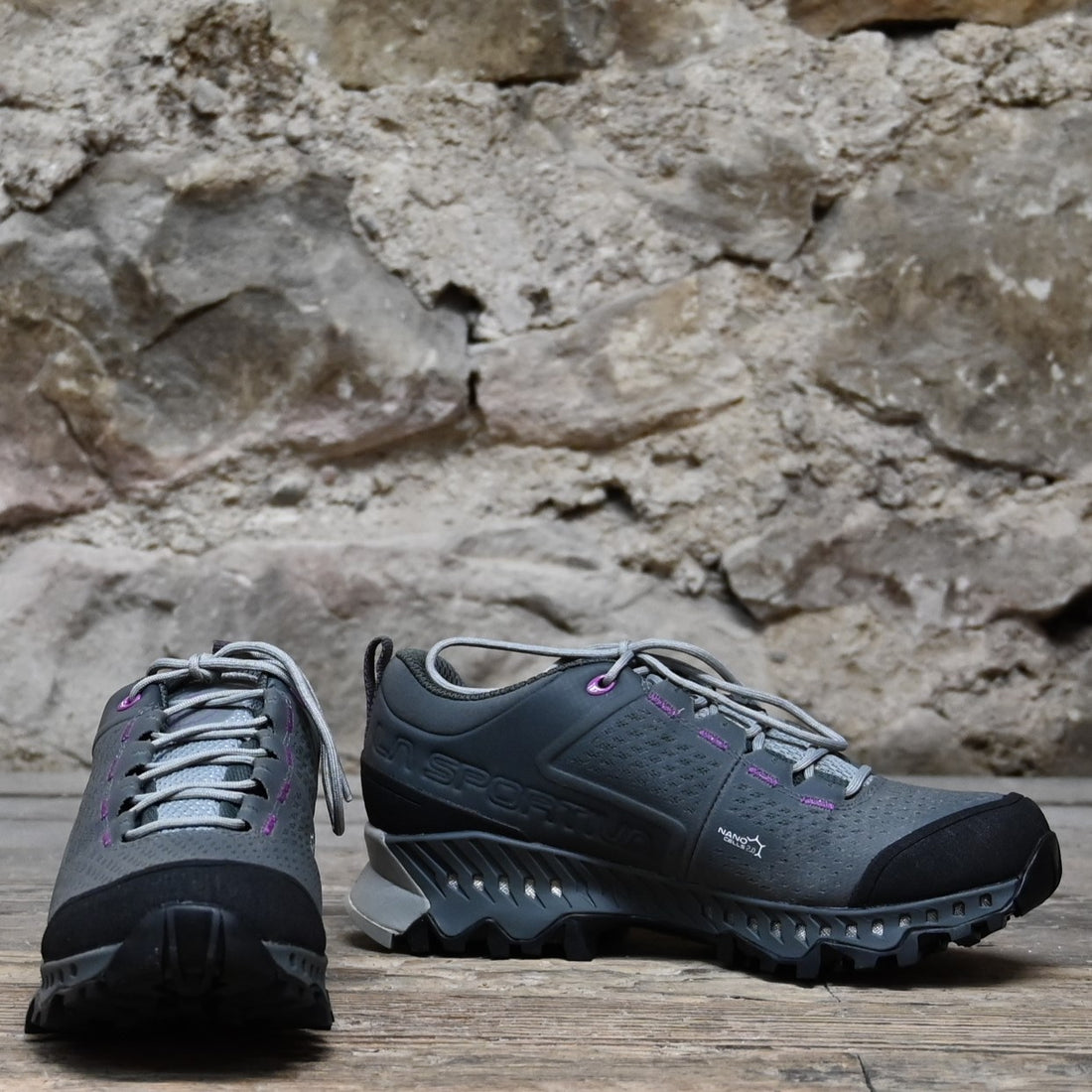 Ladies Spire GTX in Carbon and Purple view of front and side