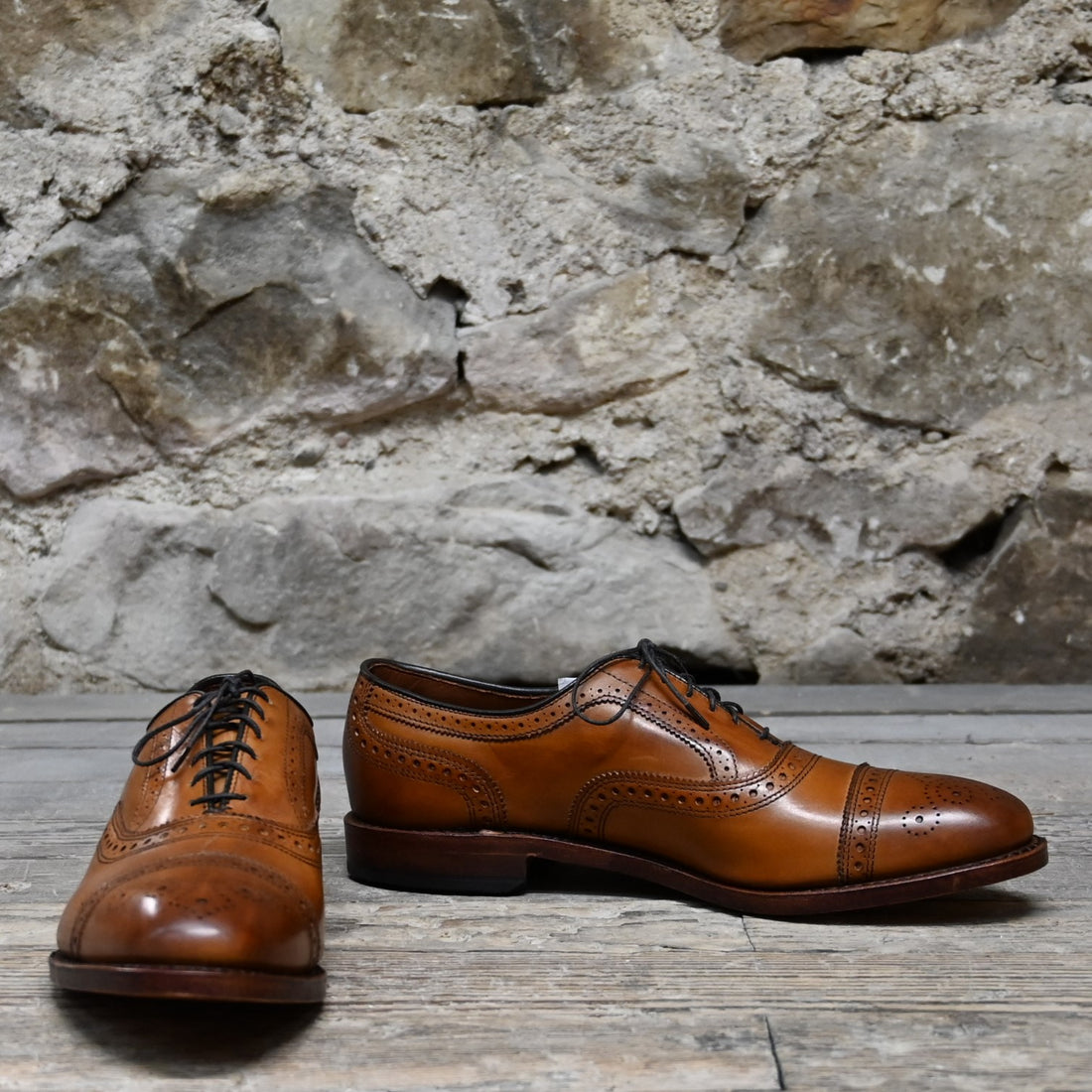 Strandmok Cap-toe Oxford view of front and side