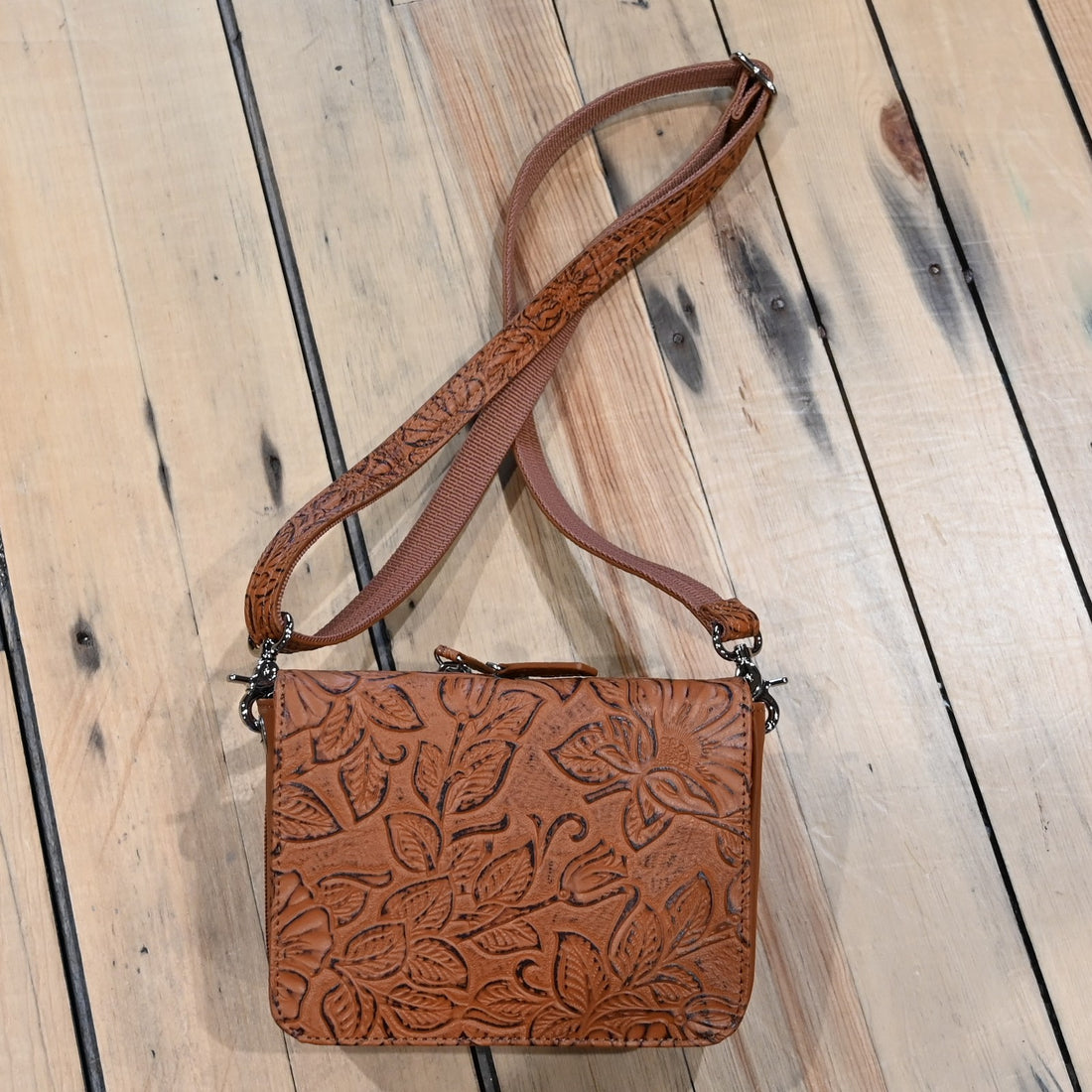 Gun Toten Mamas tan tooled cross-body organizer conceal carry purse