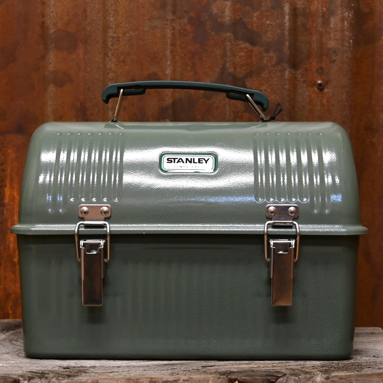 Stanley Classic Lunch Box In Hammertone Green view of lunchbox