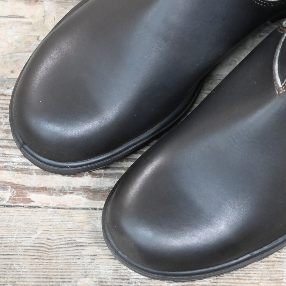 Blundstone Slip On W/Mulit Colored Elastic In Stout Brown view of toe