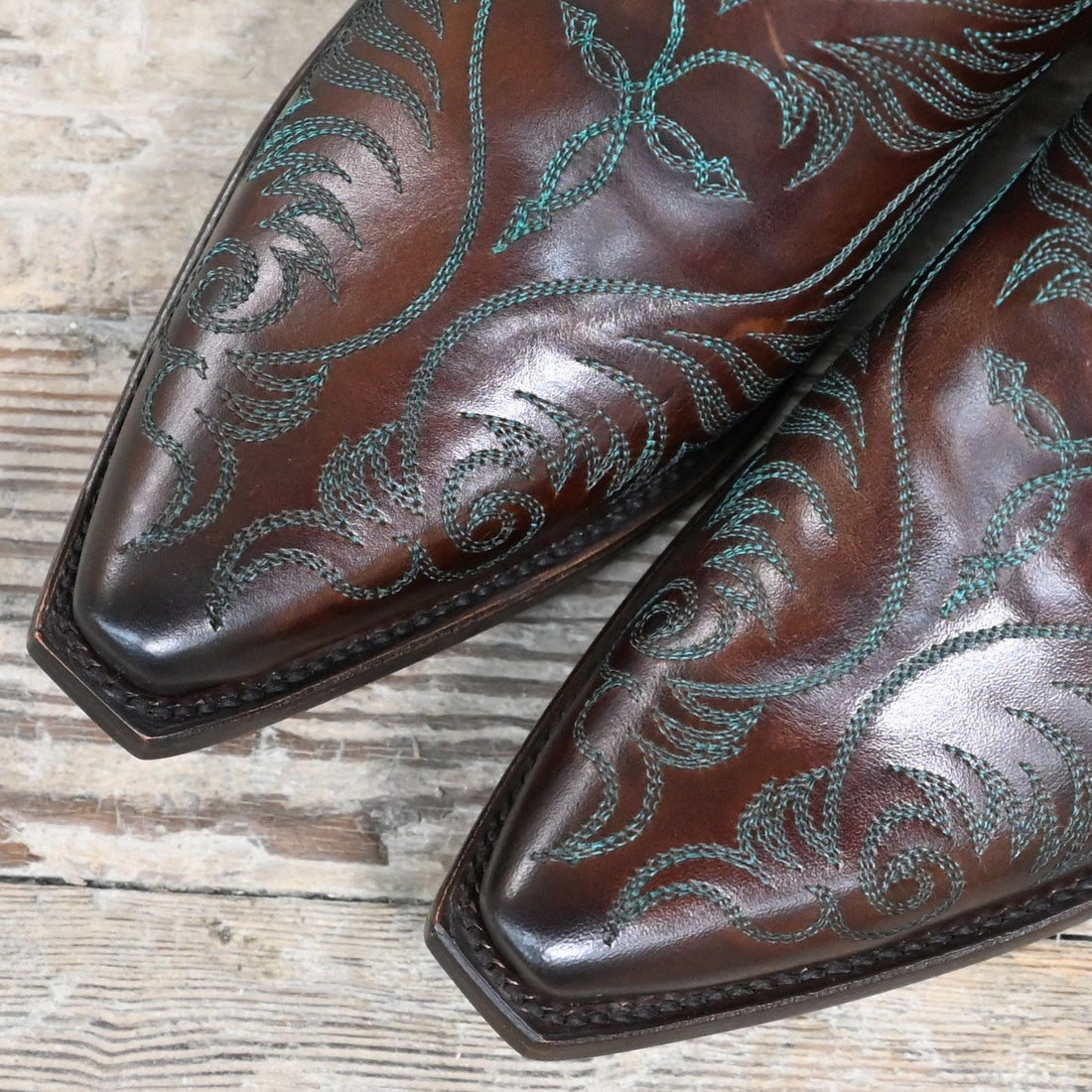 Ladies Western Mule (slide) In Burgundy W/Turquoise Stitching view of toe
