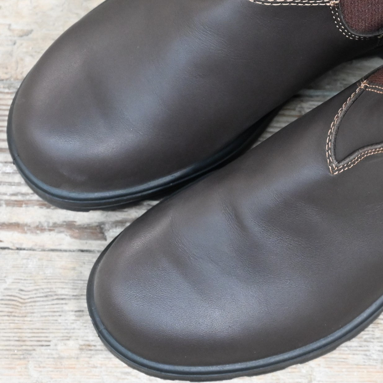 Blundstone Slip On In Walnut Premium Leather view of toe