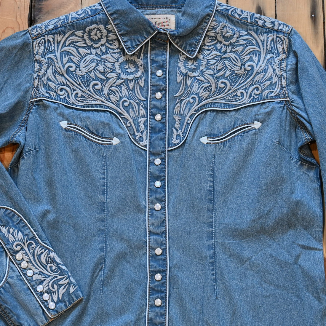 Ladies vintage stonewashed denim Western shirt with embroidered floral design and red piping
