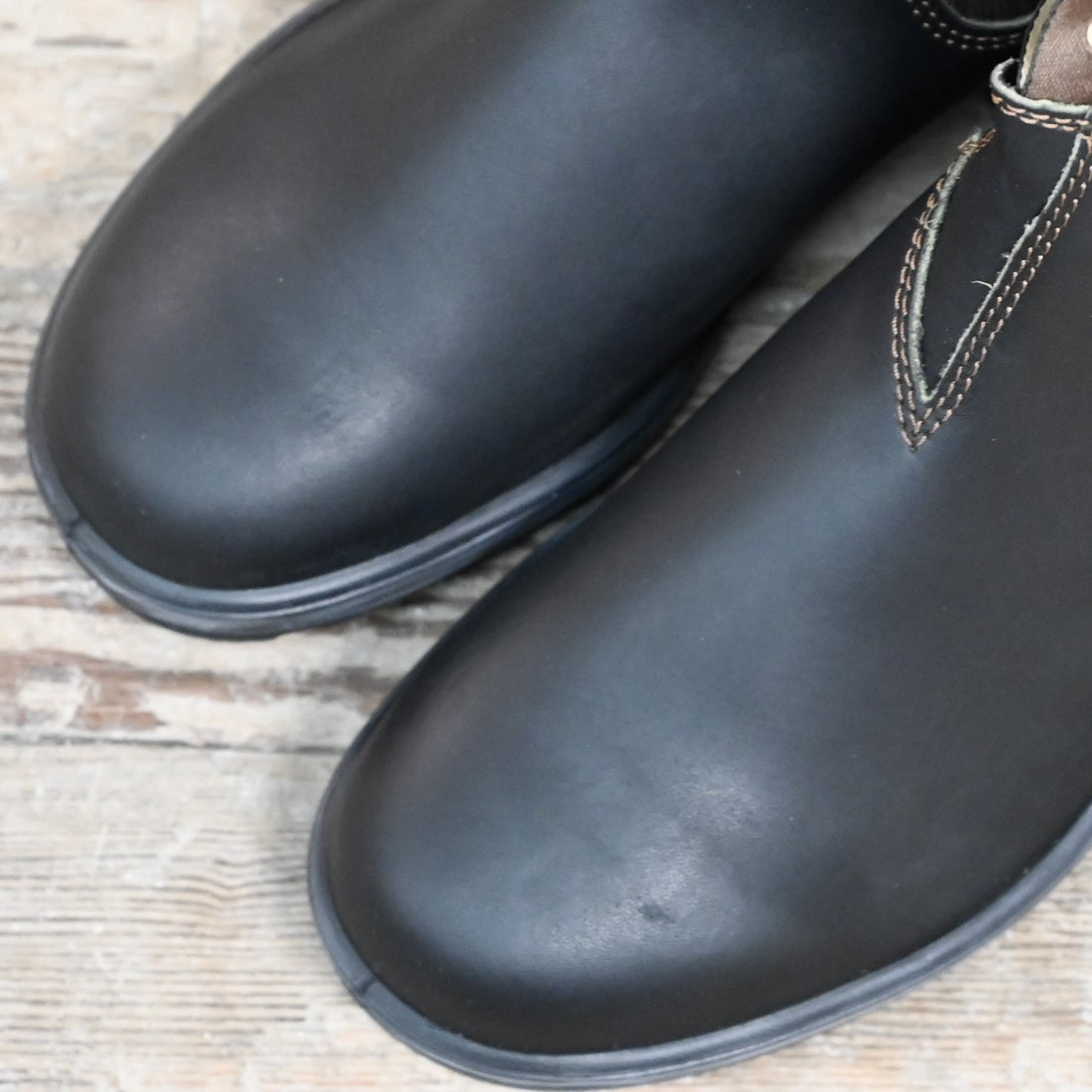 Blundstone Slip On In Stout Brown Leather view of toe