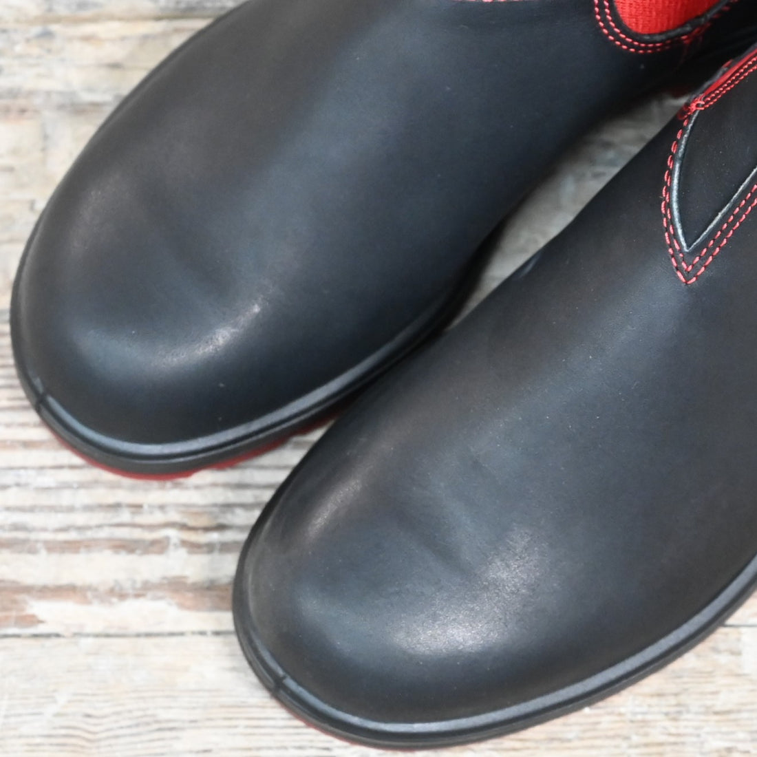 Blundstone Slip On In Black Premium Leather With Red Elastic And Red Outsole view of toe