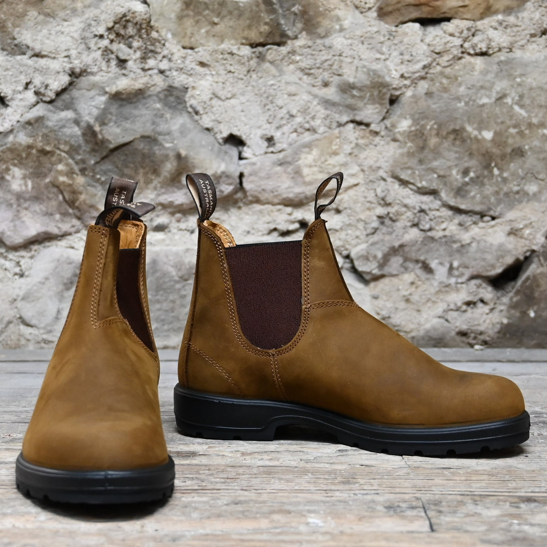 Blundstone Comfort Series V Cut in Crazy Brown view of front and side