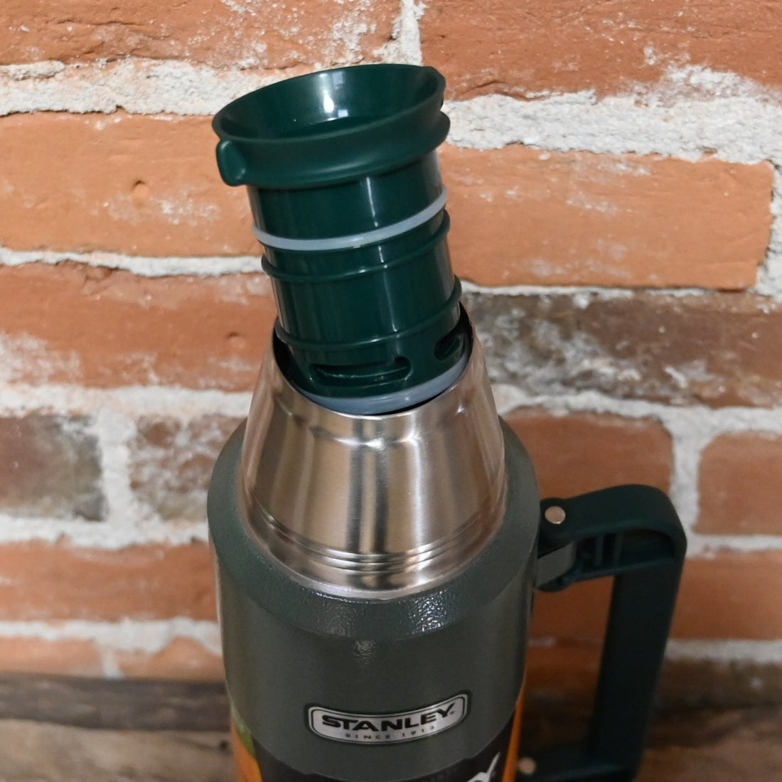 Stanley Classic Ultra Vacuum Bottle In Hammertone Green view of lid
