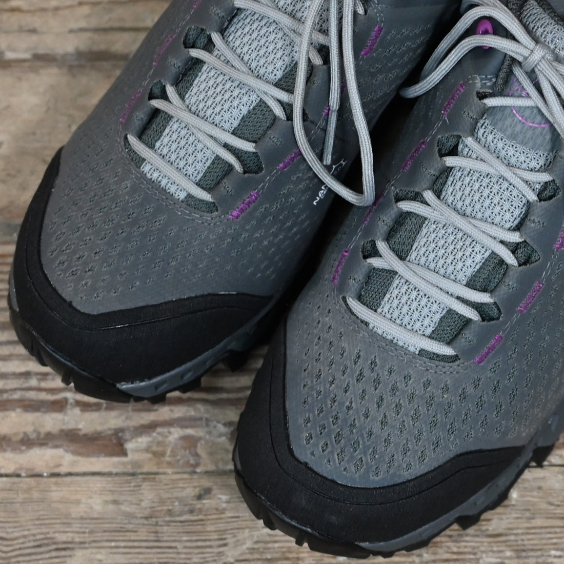 Ladies Spire GTX in Carbon and Purple view of toe